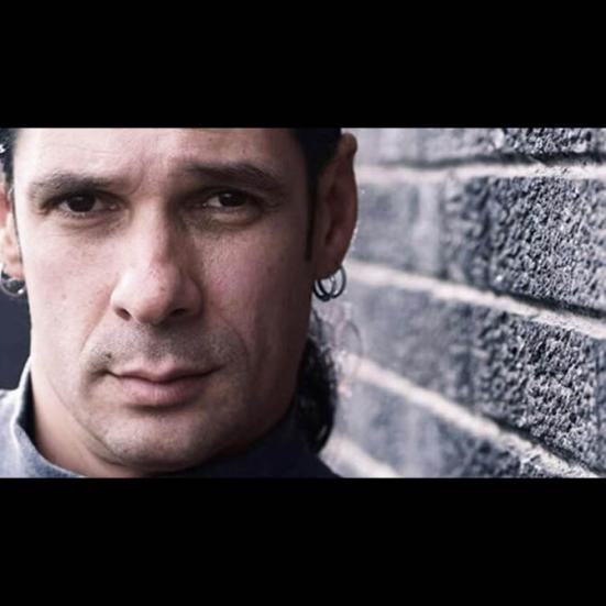 Portræt af Chris Carter. Lånt fra ereolen.dk