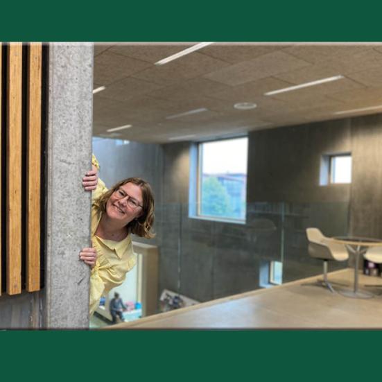 Line titter frem fra væggen på Støvring Bibliotek