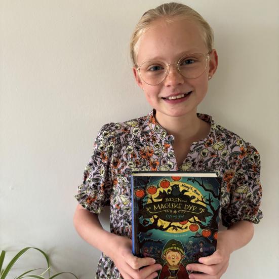 Portræt af Freja med bogen hun anbefaler