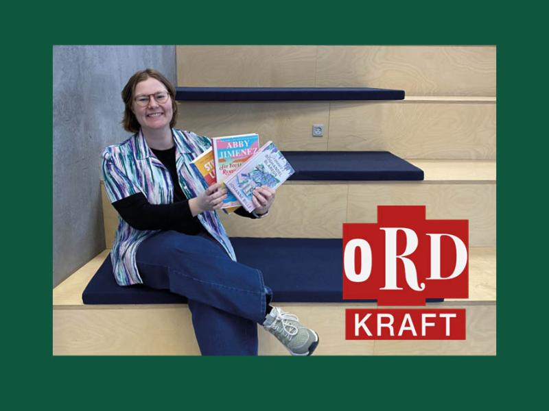 Line med en stak bøger og Ordkraft-logo