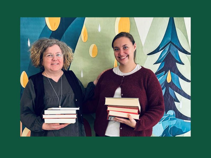 Charlotte og Regitze med en stak bøger