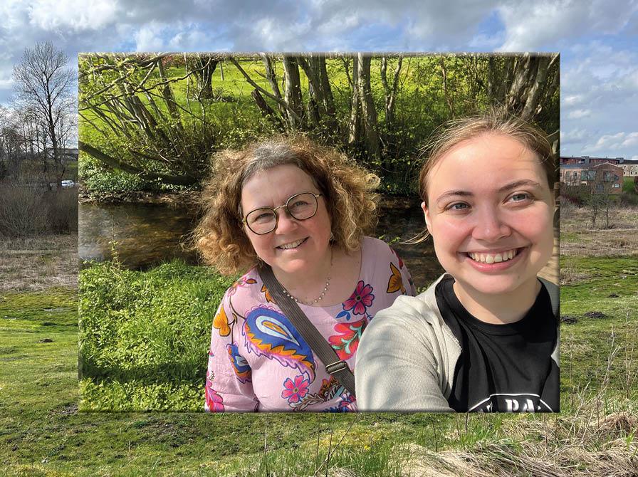 Charlotte og Regitze ved Mastrup Å 