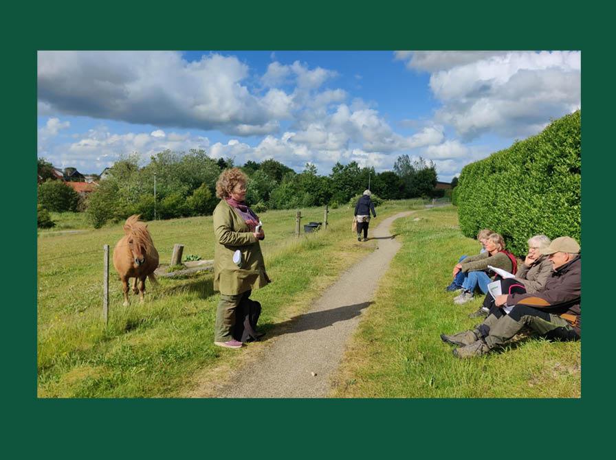 Charlotte formidler for gruppen og en meget litteraturinteresseret pony
