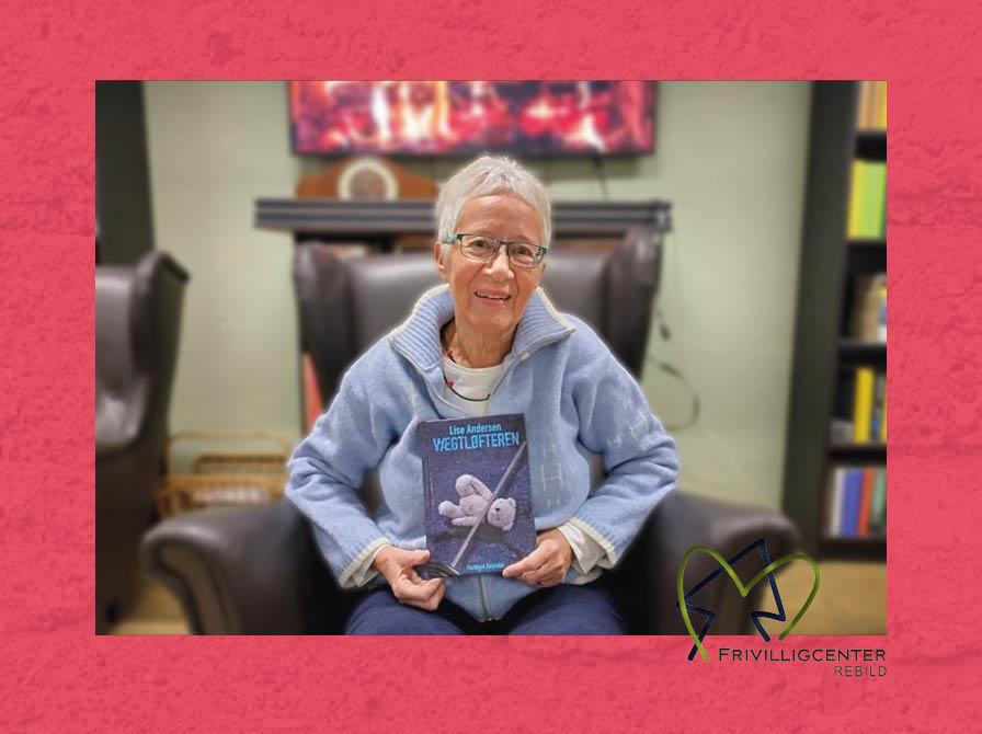 Lise Andersen med bogen "Vægtløfterne" og logo fra Frivilligcenter Rebild
